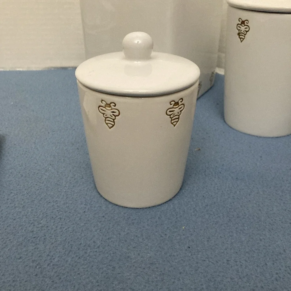 VTG Mary Kay Golden Bumble Bee Embossed White Bathroom Accessory Set of‎ 4 Items